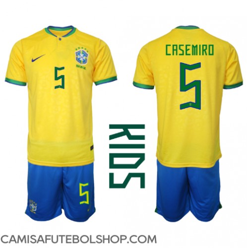 Camisa de time de futebol Brasil Casemiro #5 Replicas 1º Equipamento Infantil Mundo 2022 Manga Curta (+ Calças curtas)